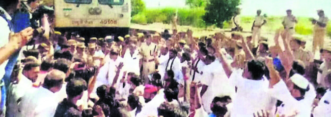 పట్టాలపై నినాదాలు చేస్తున్న నిరసనకారులు1
