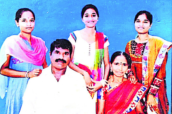 కూతుళ్లతో కిష్టయ్య–సత్తమ్మ దంపతులు1