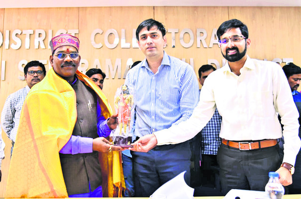 అనంతనాయక్‌ను సత్కరిస్తున్న కలెక్టర్‌ సుమిత్‌కుమార్‌,ఐటీడీఏ పీవో అభిషేక్‌ 1