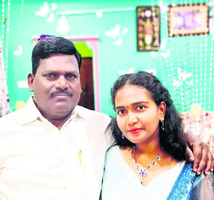 కూతురు శివానితో టీచర్‌ కుమ్మరి మల్లేశం3