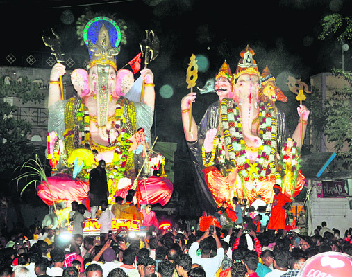 ఊరేగింపులో భారీ వినాయక విగ్రహాలు1