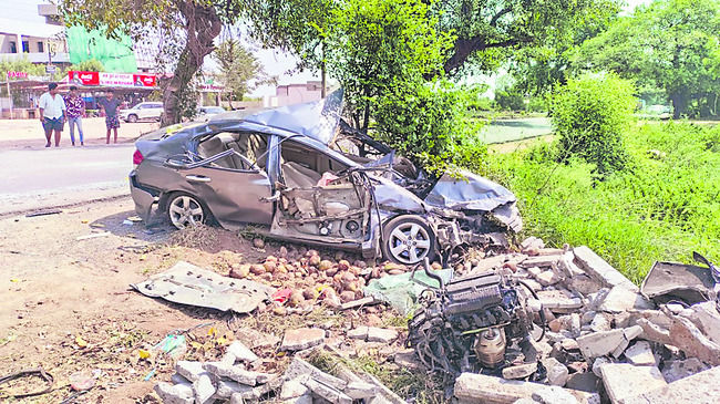 ప్రమాదంలో నుజ్జునుజ్జయిన కారు (ఫైల్)1
