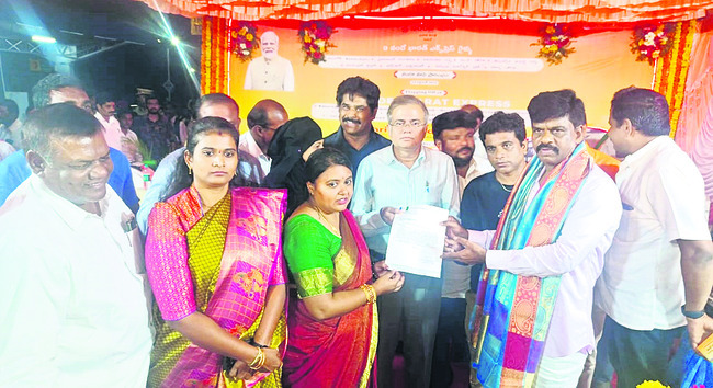 రైల్వే అధికారులకు వినతిపత్రం సమర్పిస్తున్న ఎంపీ గోరంట్ల మాధవ్, సమన్వయకర్త దీపిక1