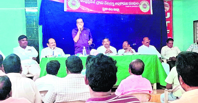 సమావేశంలో మాట్లాడుతున్న వీఆర్ఓ సంఘ మాజీ జిల్లా అధ్యక్షుడు రాము 1