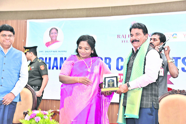 వీసీ లక్ష్మీకాంత్‌రాథోడ్‌ను సన్మానిస్తున్న గవర్నర్‌ తమిళిసై సౌందరరాజన్‌  1