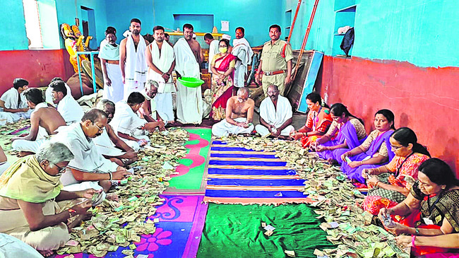 హుండీ కానుకలను లెక్కిస్తున్న దృశ్యం1