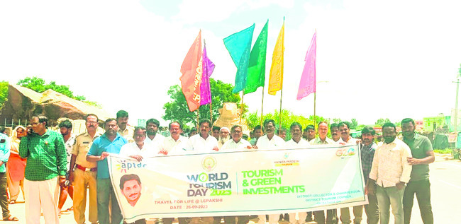 ర్యాలీలో పాల్గొన్న ప్రజాప్రతినిధులు, అధికారులు2