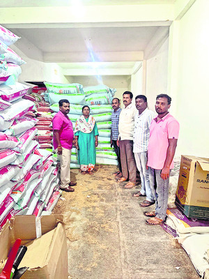త్రిపురాంతకంలో ఎరువుల దుకాణాలు తనిఖీ చేస్తున్న విజిలెన్స్‌ అధికారులు  2