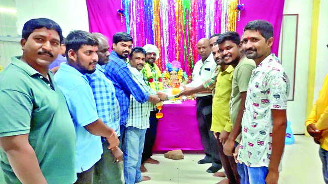 డిచ్పల్లిలోని సాక్షి కార్యాలయంలో గణేశ్ లడ్డు వేలం విజేతకు లడ్డు అందజేస్తున్న బీఎం 2