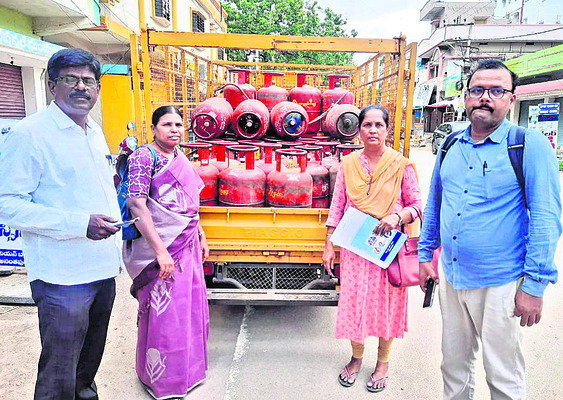 సీజ్ చేసిన సిలిండర్లతో అధికారులు 1