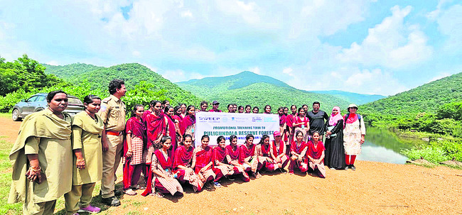 పులిగుండాల వద్ద ఉద్యోగులతో విద్యార్థులు 1