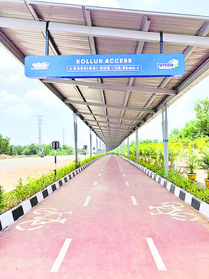 కొల్లూరులో రింగ్ రోడ్డును ఆనుకుని ప్రభుత్వం ఏర్పాటు చేసిన సైకిల్ ట్రాక్ 1