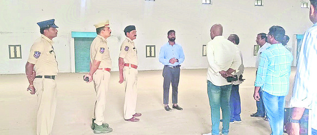 గోదాంలో పరిశీలిస్తున్న అదనపు కలెక్టర్‌ సత్యప్రసాద్‌ 2