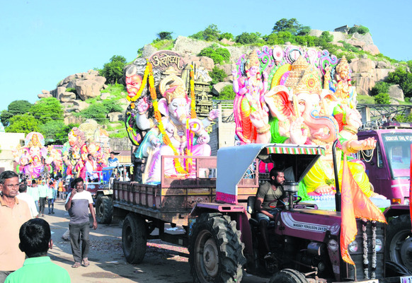 ఊరేగింపుగా తరలుతున్న వినాయక ప్రతిమలు1