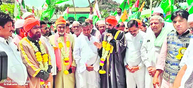 మాన్విలో చేపట్టిన ర్యాలీలో పాల్గొన్న
ఎమ్మెల్యే హంపయ్యనాయక్ తదితరులు4