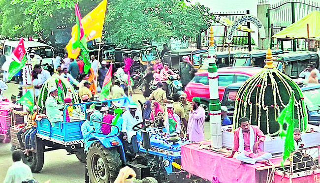 కంప్లిలో మక్కా మసీదు నమూనా చిత్రాన్ని
ఊరేగిస్తున్న ముస్లిం సోదరులు2