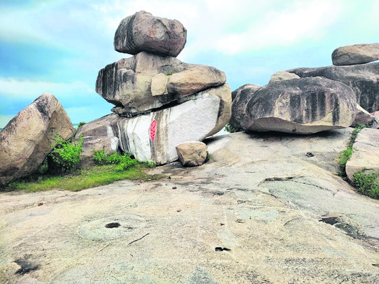 చదునైన రాతిపై చారిత్రక గుర్తులు5