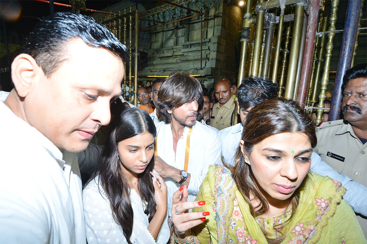 Bollywood Actor Shah Rukh Khan Visits Tirumala Ahead of Jawan Release  - Sakshi1
