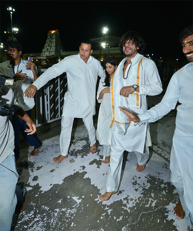 Bollywood Actor Shah Rukh Khan Visits Tirumala Ahead of Jawan Release  - Sakshi9