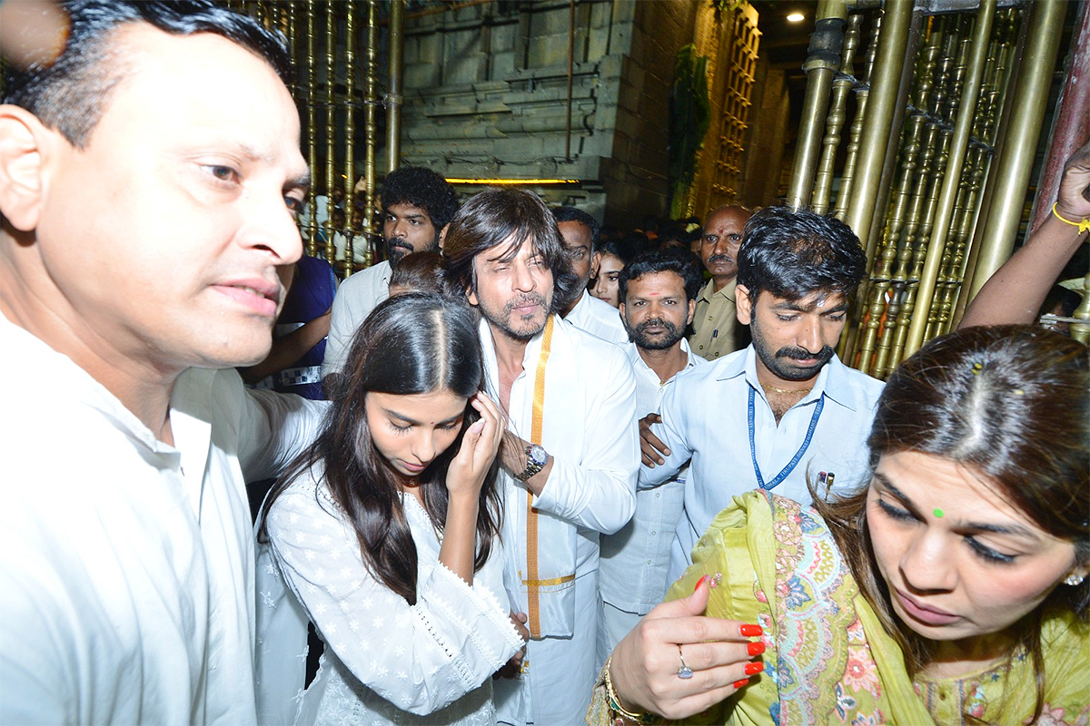 Bollywood Actor Shah Rukh Khan Visits Tirumala Ahead of Jawan Release  - Sakshi10