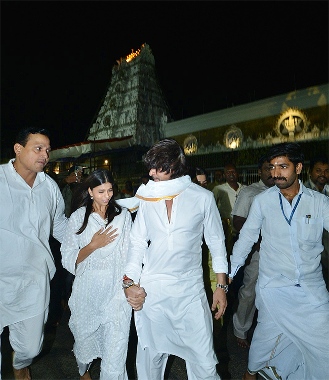 Bollywood Actor Shah Rukh Khan Visits Tirumala Ahead of Jawan Release  - Sakshi11