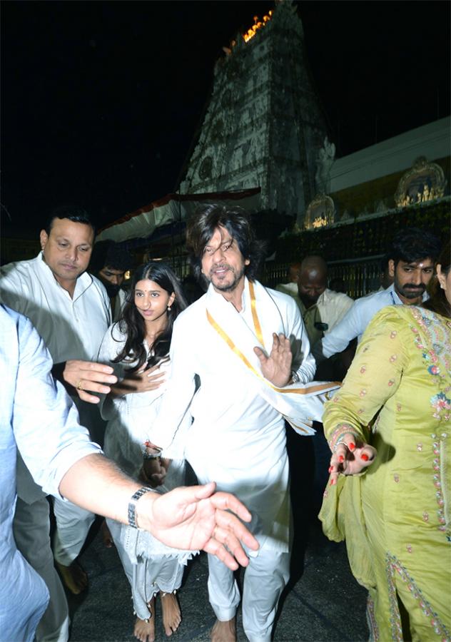 Bollywood Actor Shah Rukh Khan Visits Tirumala Ahead of Jawan Release  - Sakshi12