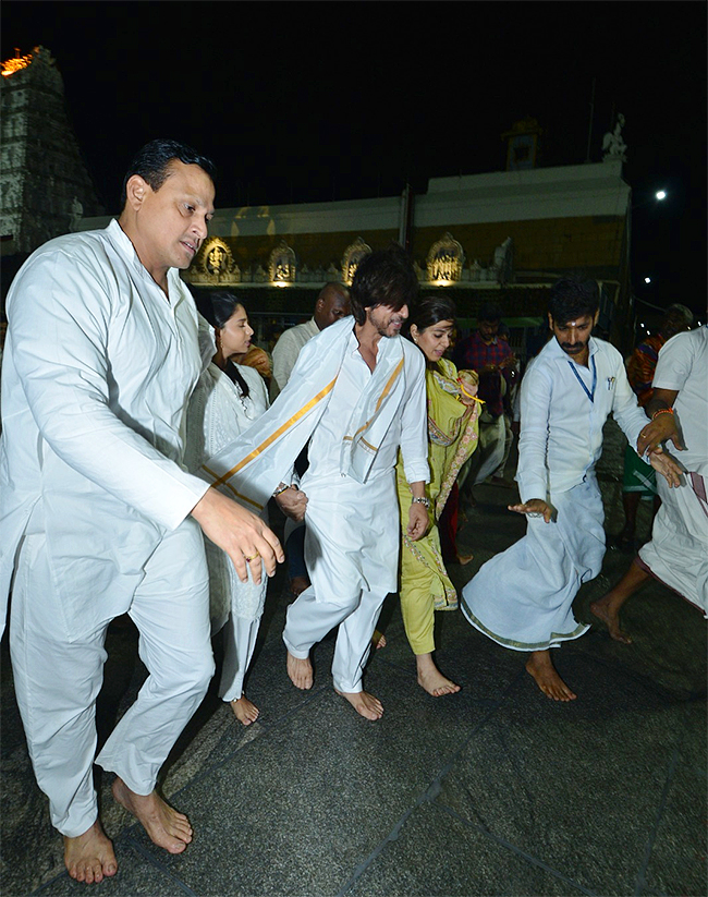Bollywood Actor Shah Rukh Khan Visits Tirumala Ahead of Jawan Release  - Sakshi13