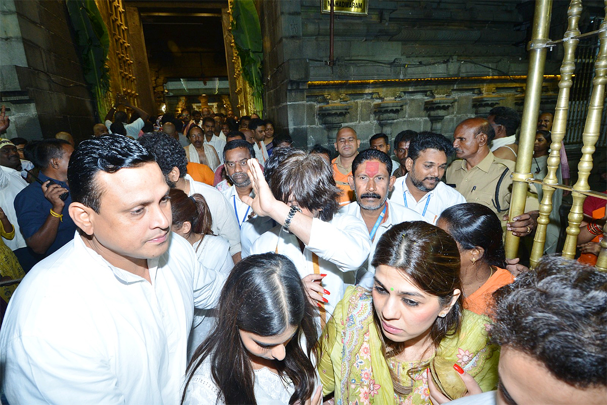 Bollywood Actor Shah Rukh Khan Visits Tirumala Ahead of Jawan Release  - Sakshi14
