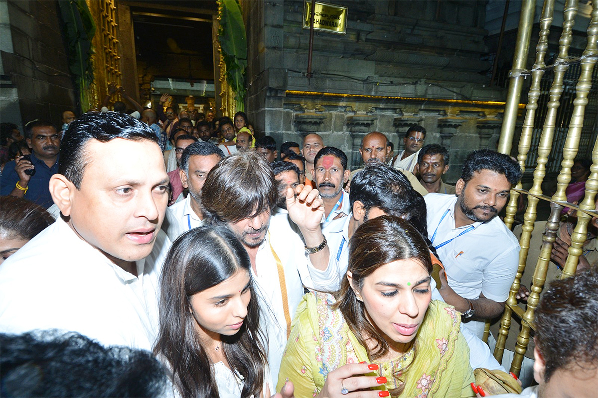 Bollywood Actor Shah Rukh Khan Visits Tirumala Ahead of Jawan Release  - Sakshi15