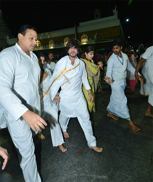 Bollywood Actor Shah Rukh Khan Visits Tirumala Ahead of Jawan Release  - Sakshi16
