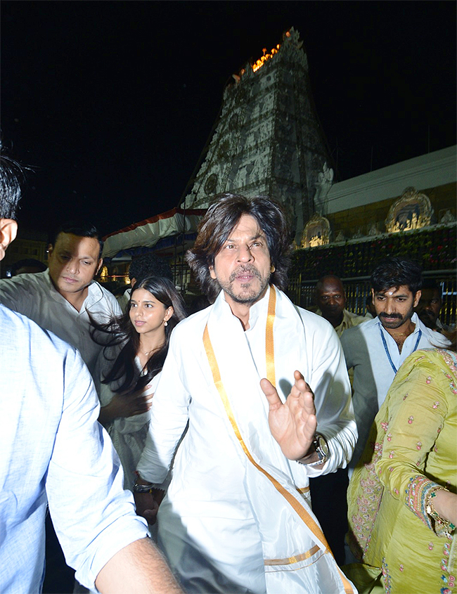 Bollywood Actor Shah Rukh Khan Visits Tirumala Ahead of Jawan Release  - Sakshi18