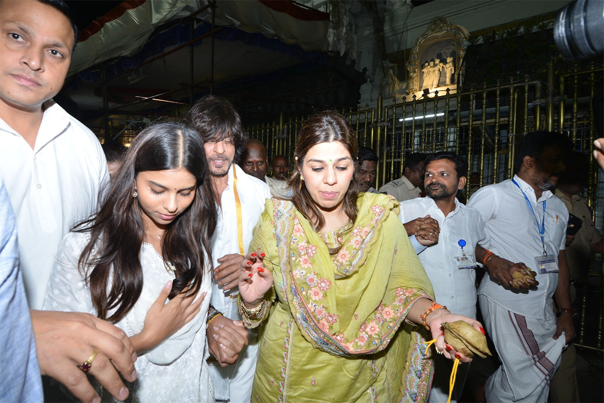 Bollywood Actor Shah Rukh Khan Visits Tirumala Ahead of Jawan Release  - Sakshi2