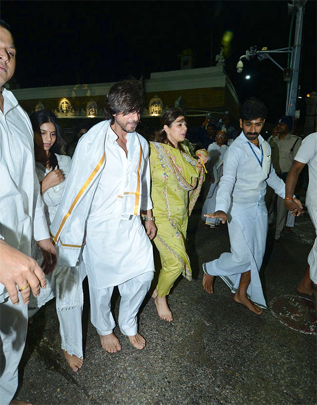 Bollywood Actor Shah Rukh Khan Visits Tirumala Ahead of Jawan Release  - Sakshi19