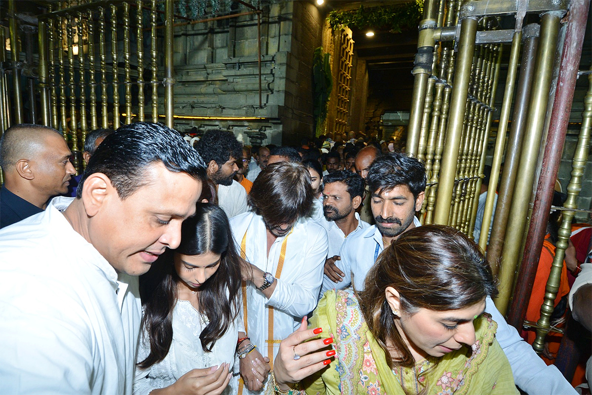 Bollywood Actor Shah Rukh Khan Visits Tirumala Ahead of Jawan Release  - Sakshi20