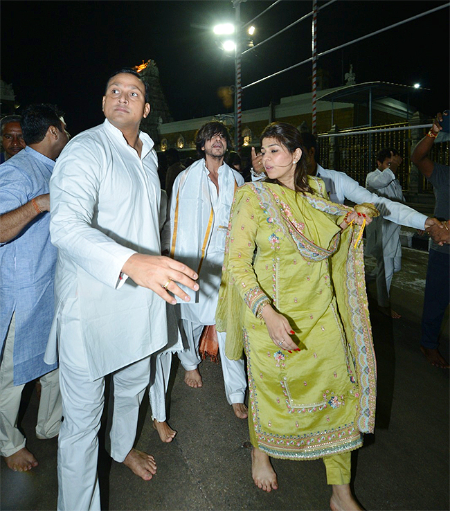 Bollywood Actor Shah Rukh Khan Visits Tirumala Ahead of Jawan Release  - Sakshi21