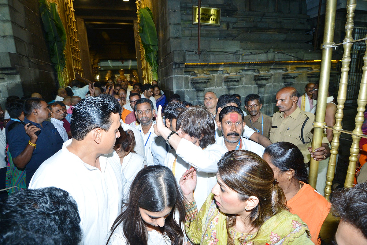 Bollywood Actor Shah Rukh Khan Visits Tirumala Ahead of Jawan Release  - Sakshi3