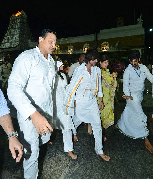 Bollywood Actor Shah Rukh Khan Visits Tirumala Ahead of Jawan Release  - Sakshi4