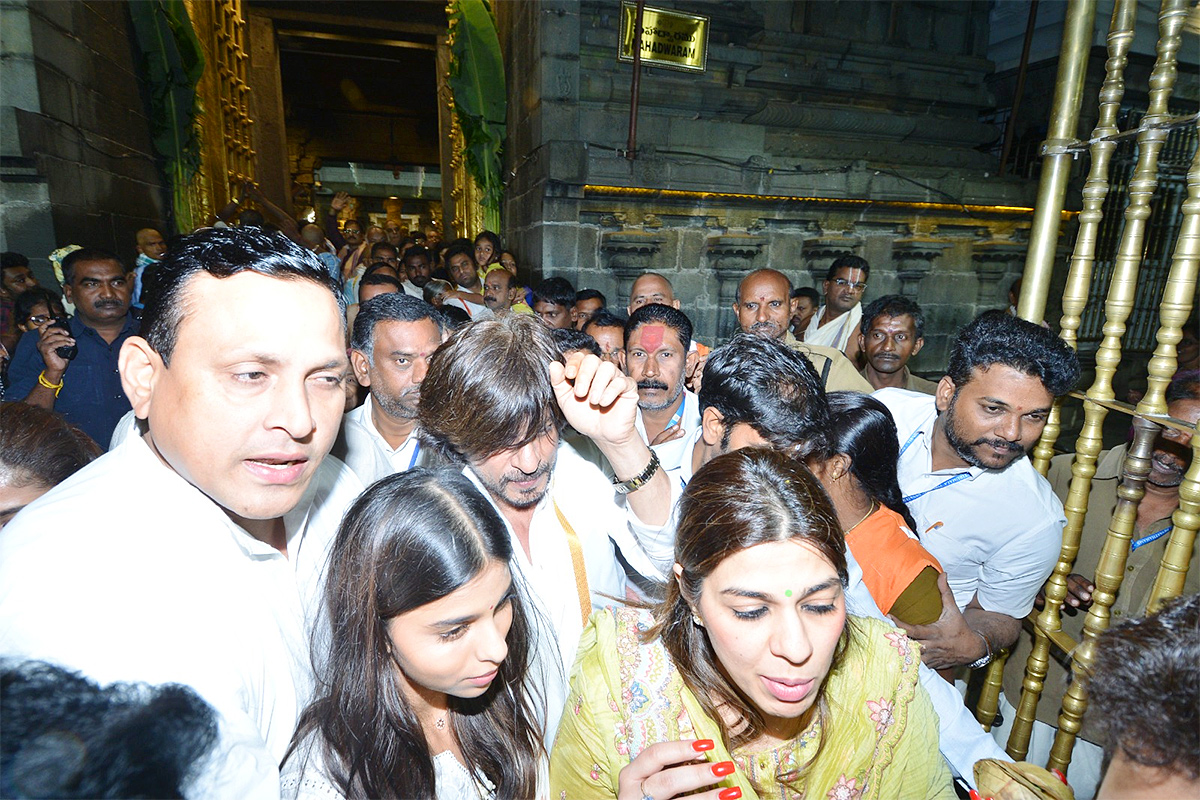 Bollywood Actor Shah Rukh Khan Visits Tirumala Ahead of Jawan Release  - Sakshi5