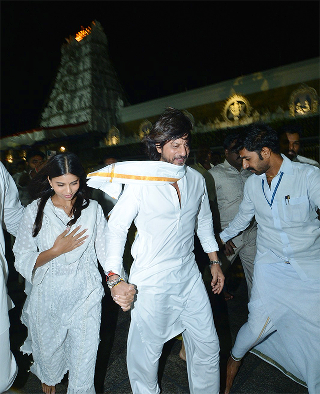 Bollywood Actor Shah Rukh Khan Visits Tirumala Ahead of Jawan Release  - Sakshi6