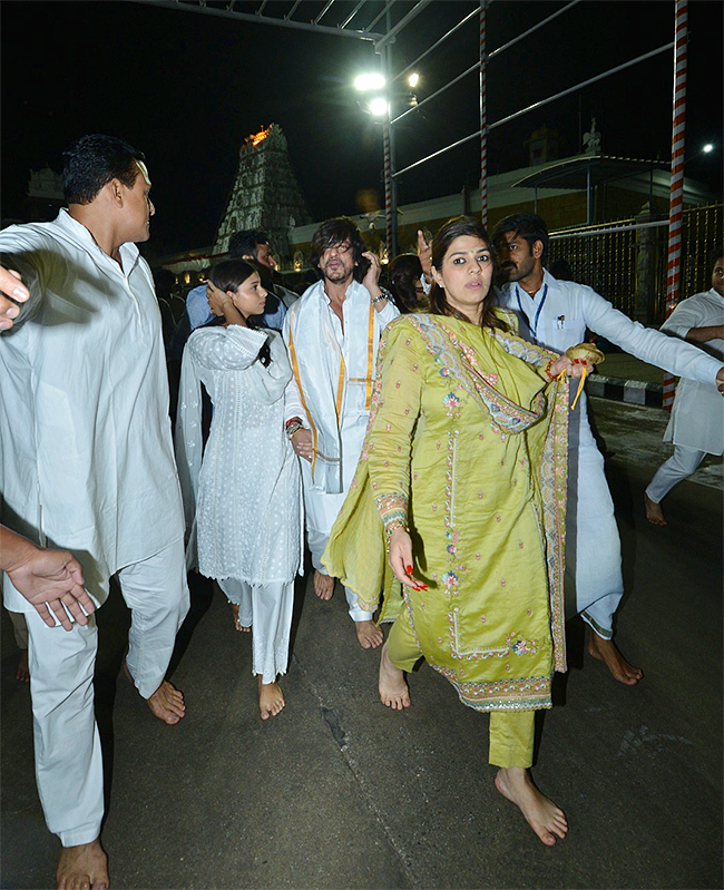 Bollywood Actor Shah Rukh Khan Visits Tirumala Ahead of Jawan Release  - Sakshi7