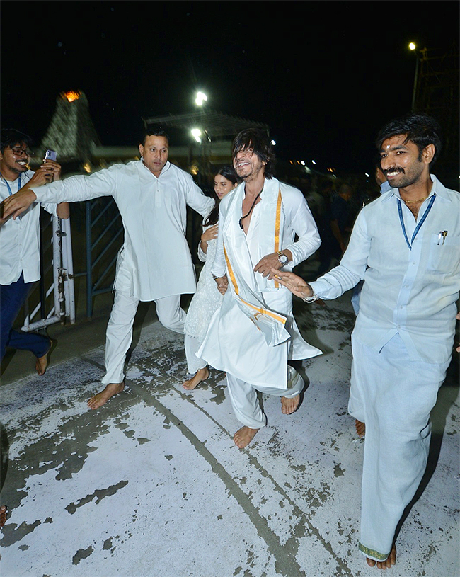 Bollywood Actor Shah Rukh Khan Visits Tirumala Ahead of Jawan Release  - Sakshi8
