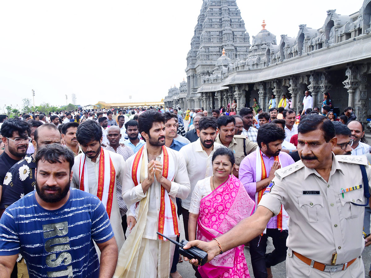 Tollywood Actor Vijay Devarakonda Visited Yadadri Temple With Family Photos - Sakshi2