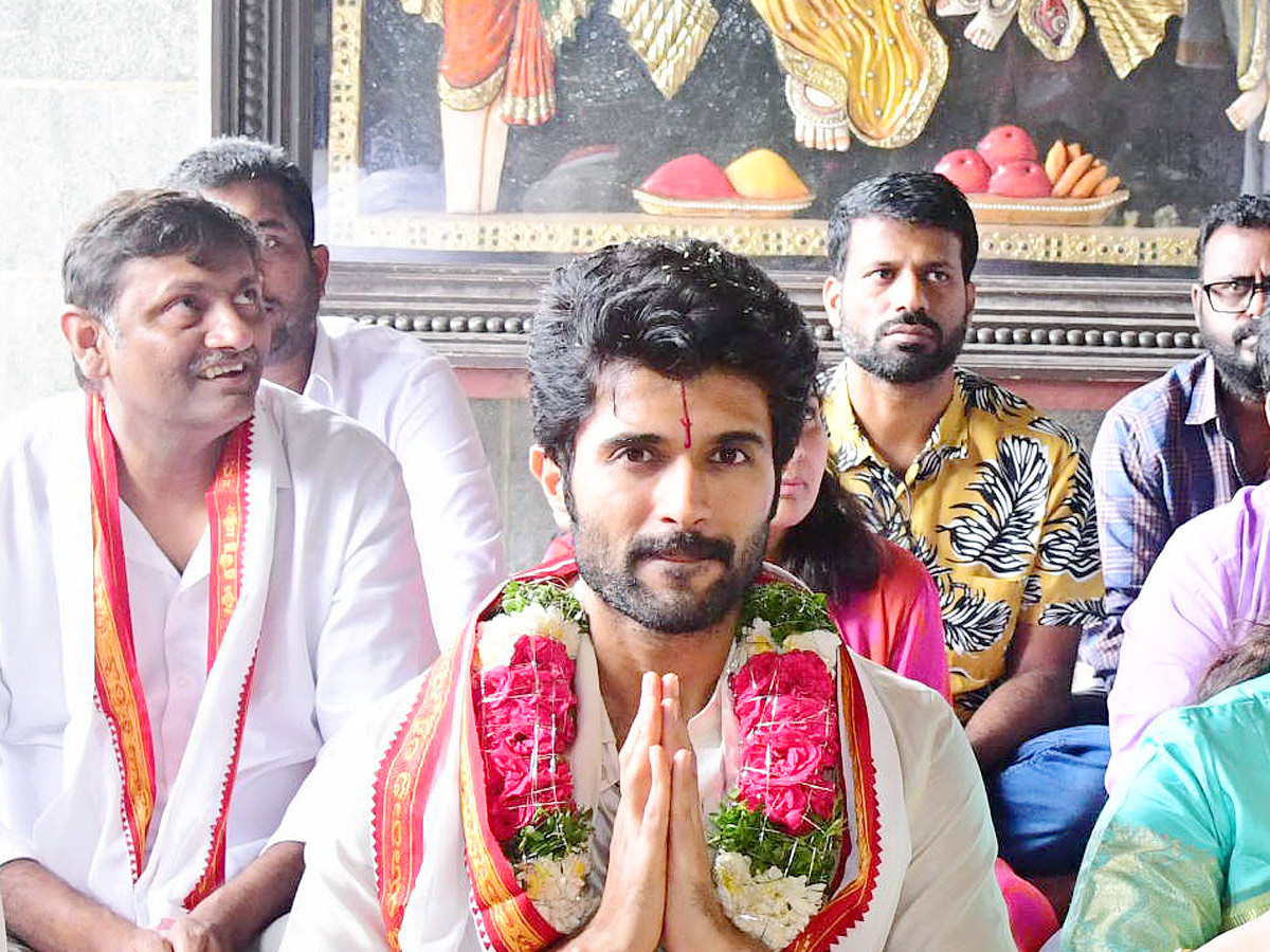 Tollywood Actor Vijay Devarakonda Visited Yadadri Temple With Family Photos - Sakshi11
