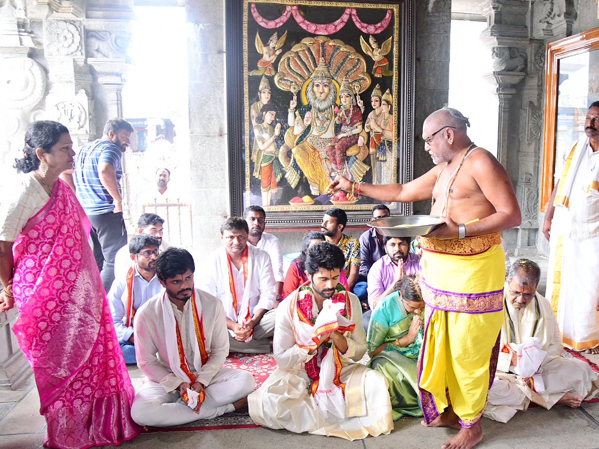 Tollywood Actor Vijay Devarakonda Visited Yadadri Temple With Family Photos - Sakshi12