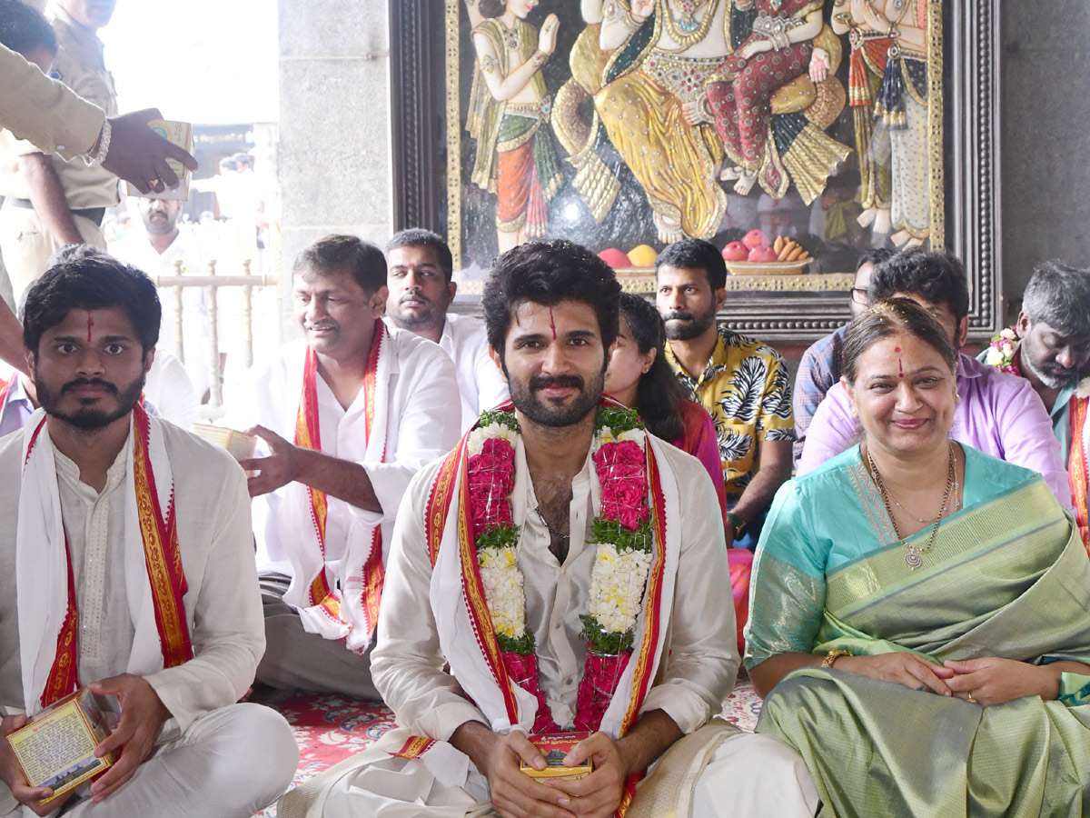 Tollywood Actor Vijay Devarakonda Visited Yadadri Temple With Family Photos - Sakshi13