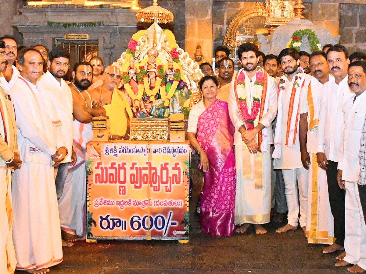 Tollywood Actor Vijay Devarakonda Visited Yadadri Temple With Family Photos - Sakshi14