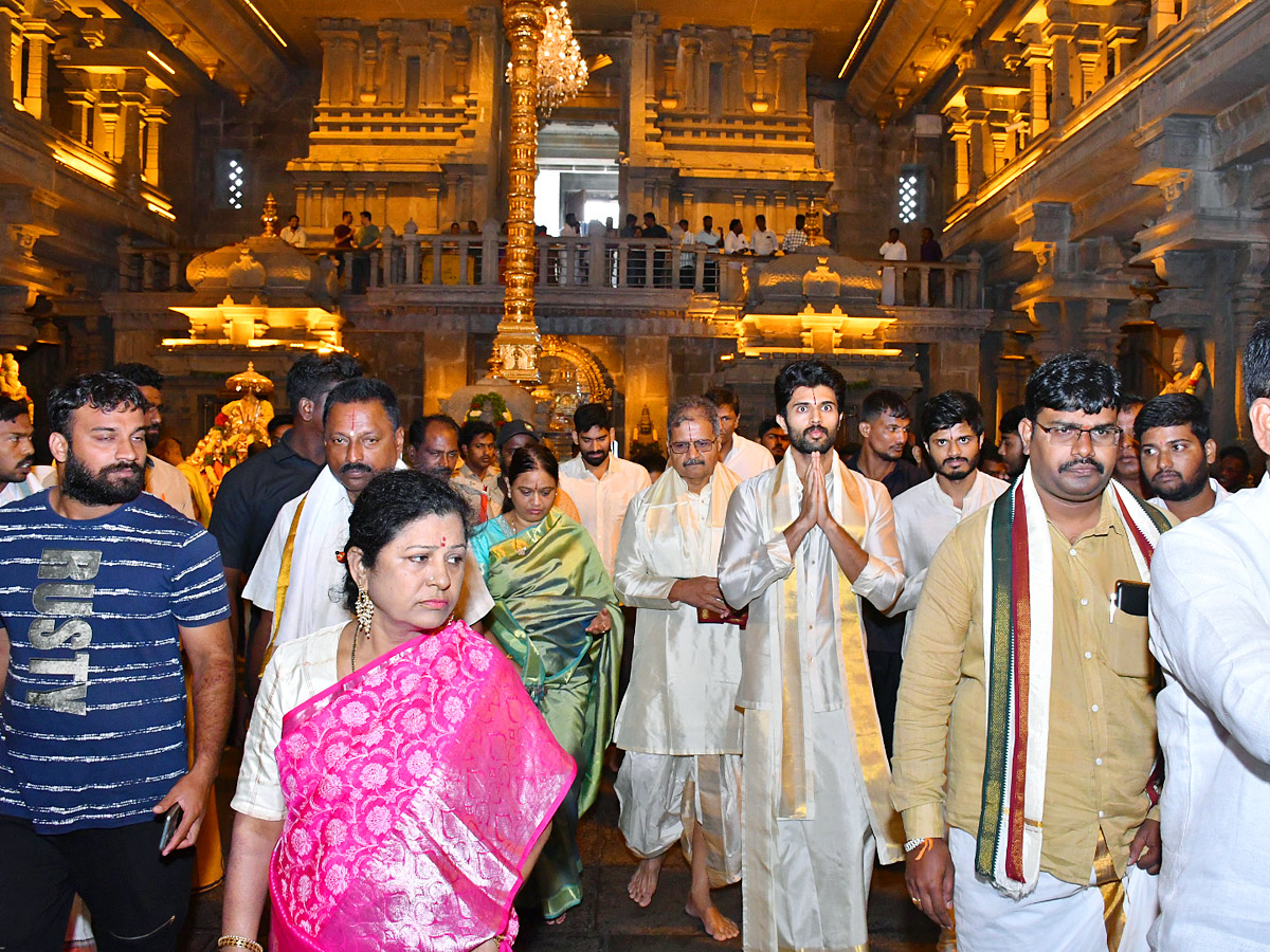 Tollywood Actor Vijay Devarakonda Visited Yadadri Temple With Family Photos - Sakshi15