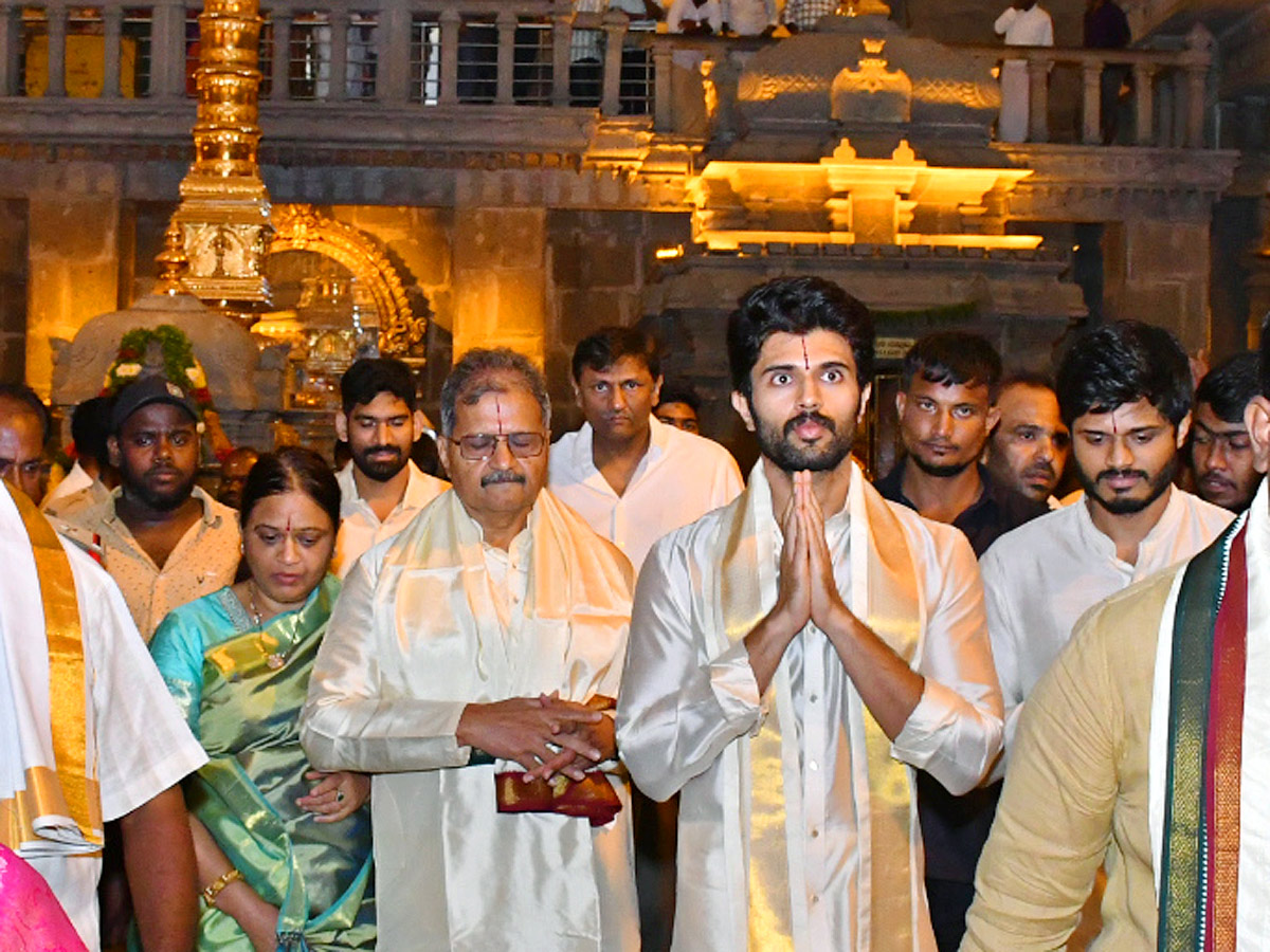 Tollywood Actor Vijay Devarakonda Visited Yadadri Temple With Family Photos - Sakshi16