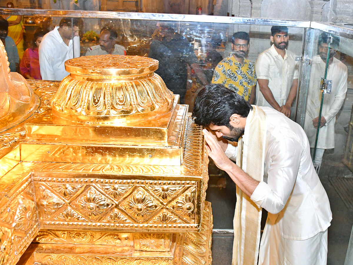 Tollywood Actor Vijay Devarakonda Visited Yadadri Temple With Family Photos - Sakshi17