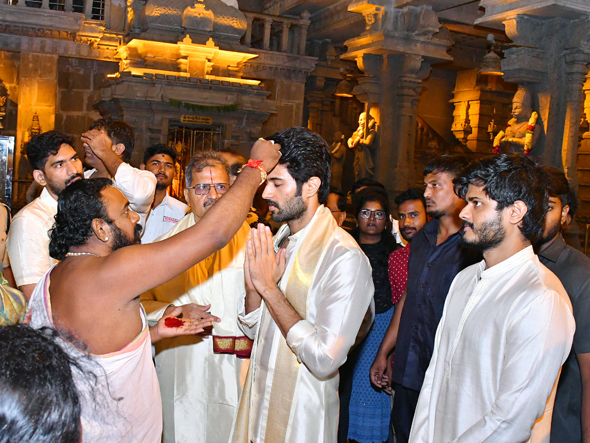 Tollywood Actor Vijay Devarakonda Visited Yadadri Temple With Family Photos - Sakshi18